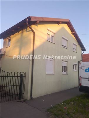 Spratna, dvorišna kuća u centru Surčina