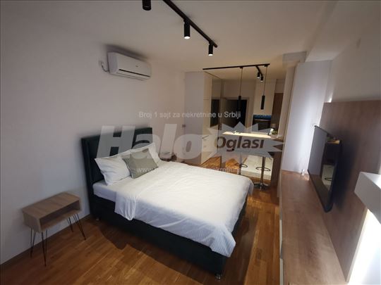 Nova, top opremljena garsonjera u centru +(garaza)