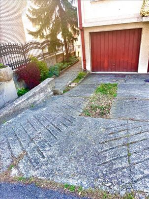 Garaža+Parking mesto, 2 automobila mogu parkirati