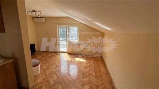 Izdajem Stan na granici NBG i Zemuna 