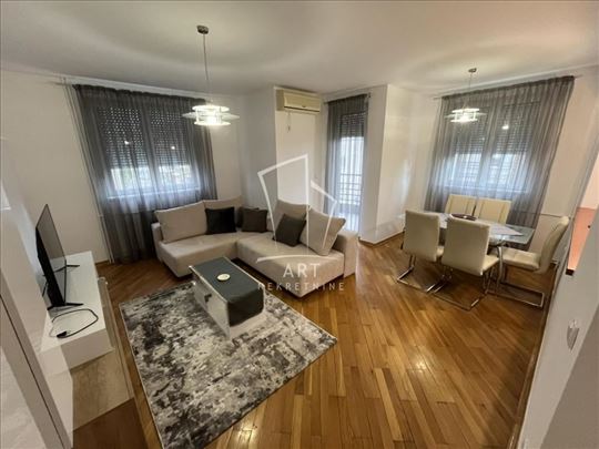 Odlična lokacija 3.0 stan, mereno 76m2 ID#10809