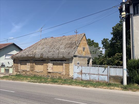Plac Sa Legalizovanom Kućom Sremski Karlovci 550m²