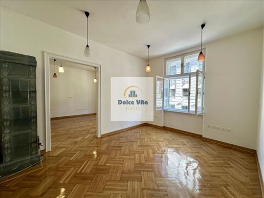 Salonac za kancelariju ili stanovanje