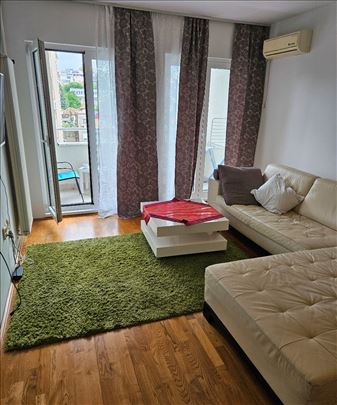 Stan sa dve spavaće sobe / Namešten / Vračar / 