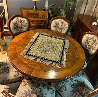 Stilski sto u intarziji i stolice