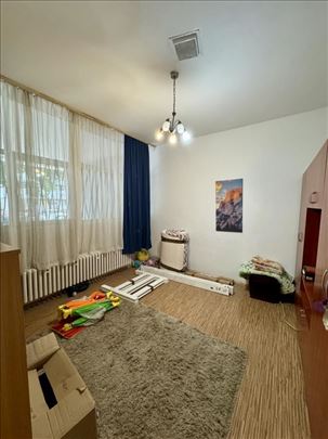 Izuzetno svetao 3.0 stan u prizemlju - blok 37