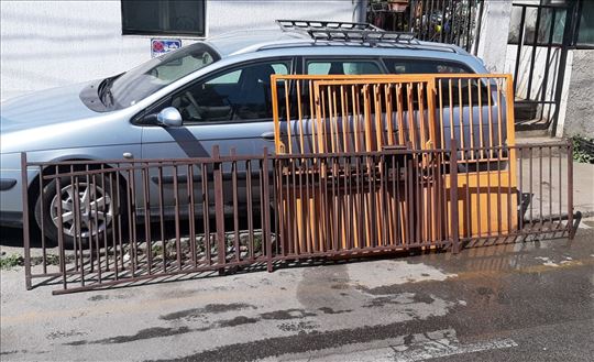 Kvalitetna Metalna Ograda sa kapijama