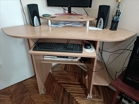 Prodajem kompjuterski radni sto