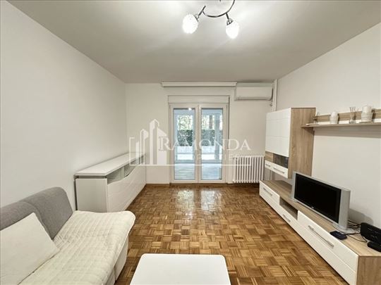 Stan 3.5 Na Bezanijskoj Kosi 84m2 + 25m2 Dvoriste 