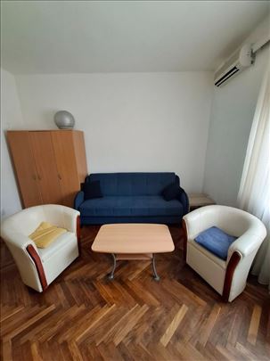 Vukov Spomenik, Bulevar kralja Aleksandra, 28m2