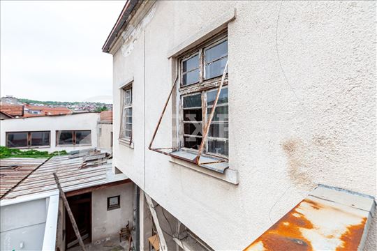Stambeno - poslovna  zgrada  za  adaptaciju, centa