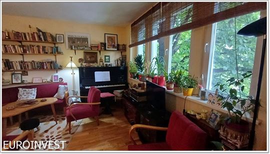 Uknjižen, odlična lokacija, lepa terasa