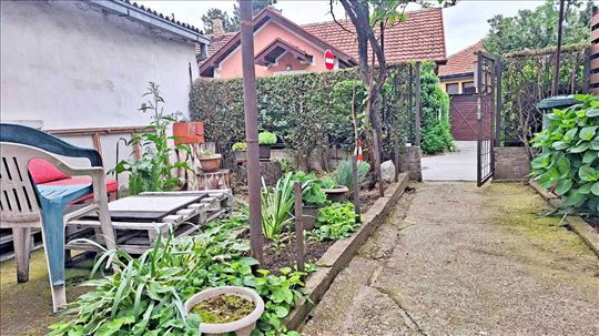 Voždovačka crkva, Kralja Vladimira, kuća, garaža