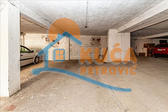 Garažno mesto, Centar, Dušanov Bazar