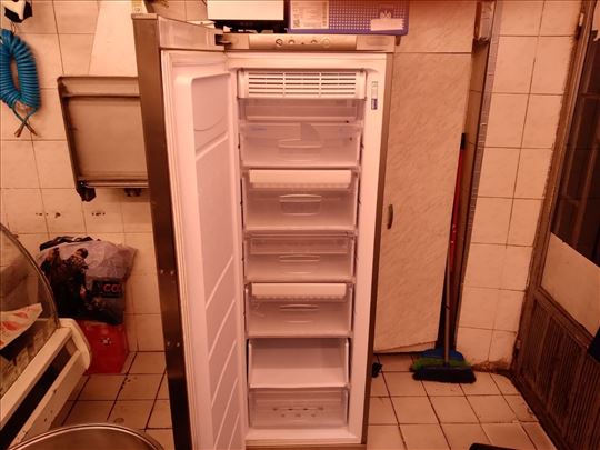 Indesit zamrzivač
