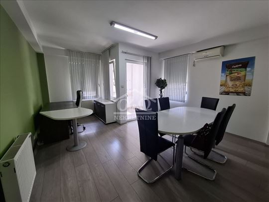 Izdajemo stan  kao poslovni prostor, u Centru, u b