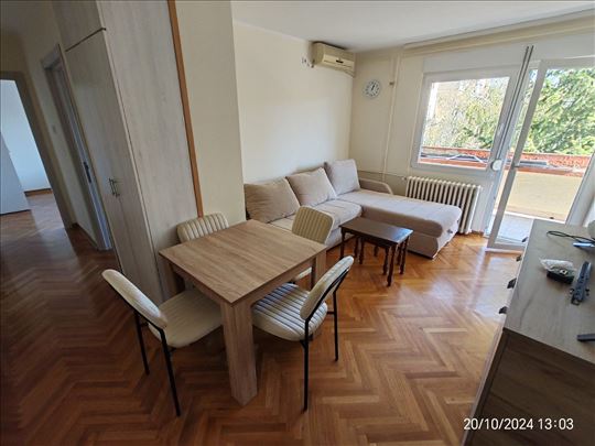 Kompletno renoviran trosoban stan u Centru ! 
