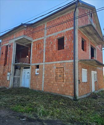 Kuća površine 312m2 na 6 ari placa u Batajnici 