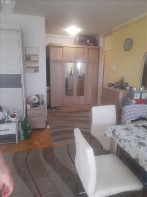Lep stan bezanijska kosa