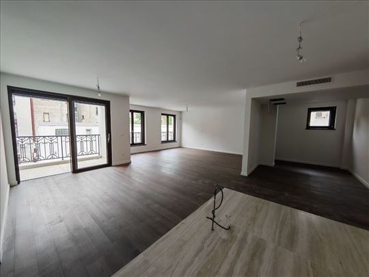 Luksuzan trosoban poslovni apartman Beogradska