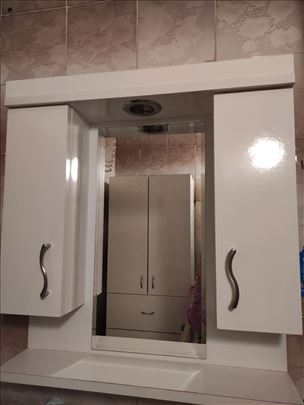 Ogledalo sa ormačicem
