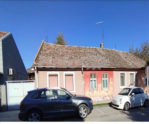 Prodaje se dvorisni stan u ulici Ive Kurjackog 