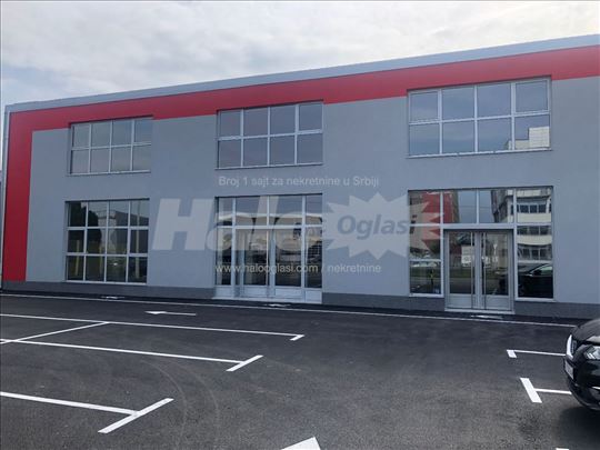 Prodajni prostor 1600M2  Auto put za Novi Sad  73 