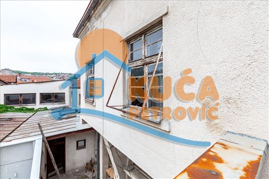 Stambeno - poslovna  zgrada  za  adaptaciju, centa