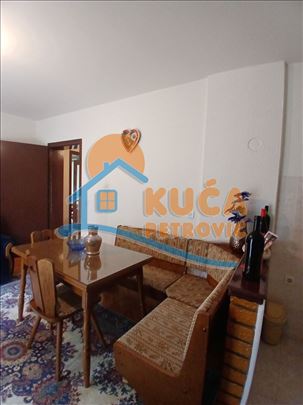 Izdaje se jednosoban stan u kući na prvom spratu, 