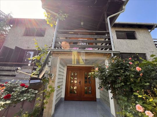 Izdaje se kuća u izvornom stanju – Rumenka, 296 m²