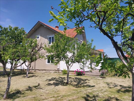 Kuca sa pomocnim objektima u Sobovici