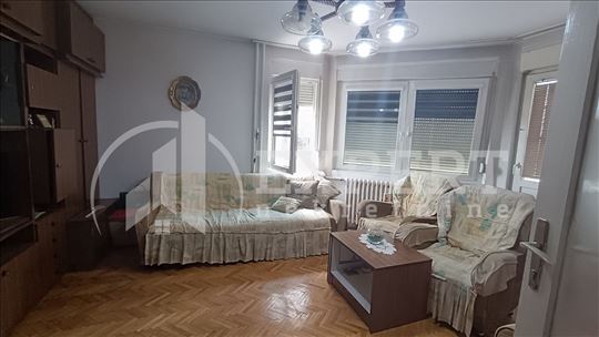Centar, troiposoban stan, 77 m2, I sprat