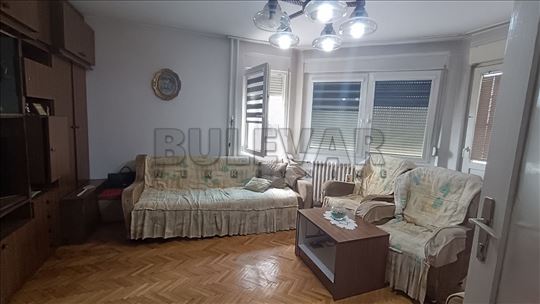 Centar, troiposoban stan, 77 m2, I sprat