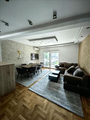 Izdajem lux namešten stan od 93m2