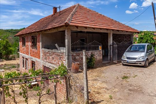 Kuća sa placem  Malča