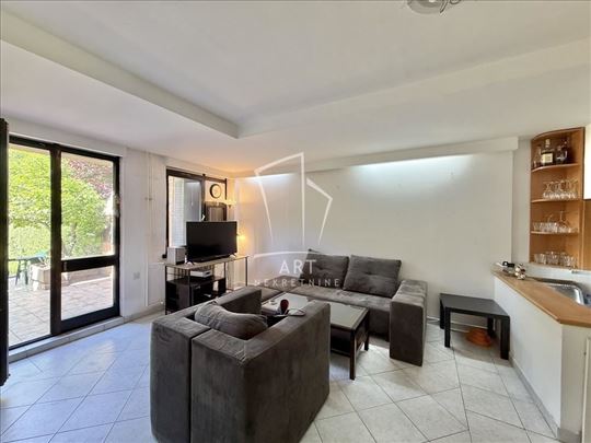 Kuća u nizu, mereno 190 m2 sa dvorištem ID#10880