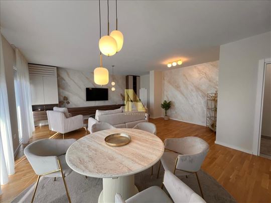 Luksuzan penthouse sa privatnom oazom