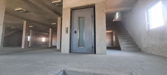 Bezanijska kosa 3 magacin+ kancelarije 1100m2 
