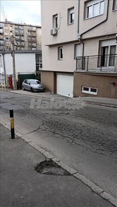Izdajem garazno mesto u stambenoj zgradi