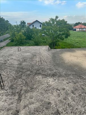 Plac sa zapocetom kucom Surcin