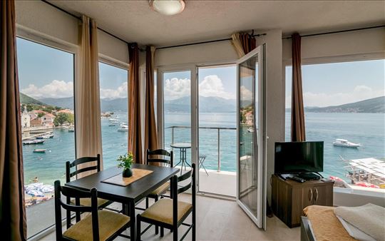 Herceg Novi, Đenovići,stan na obali, 93m2