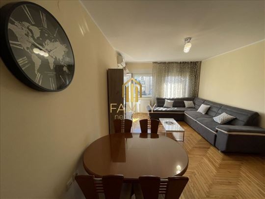 Izdaje se prostran dvosoban stan 53 m² – Centar, N