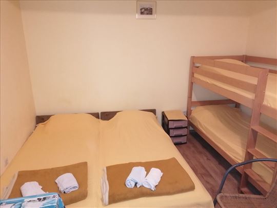 Izdajem cetvorokrevetni studio-apartman u Djenov