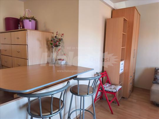 Izdajem prelep stan Zemun ,Altina,35m,