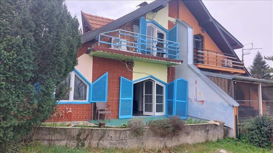 Prodaja porodične kuće sa pogledom na Dunav 