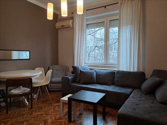 Jednoiposoban salonac, Vračar, Molerova