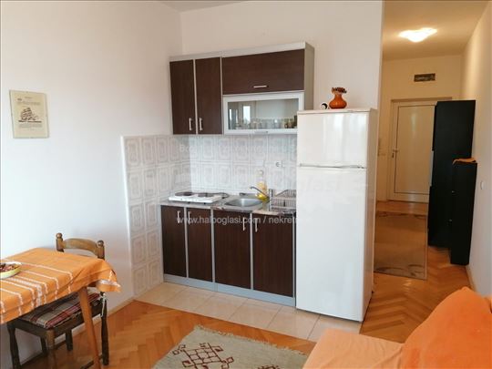 Namešten stan u novoj zgradi kod Francuske ulice