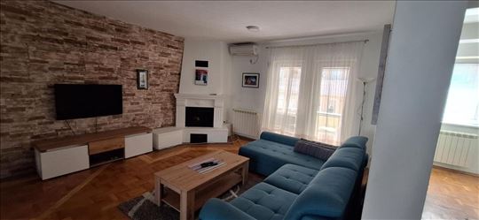 Prodaje se četvorosoban stan u centru grada