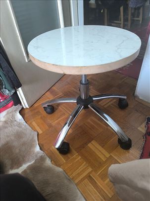 Stolica bez naslona , sa tockicima