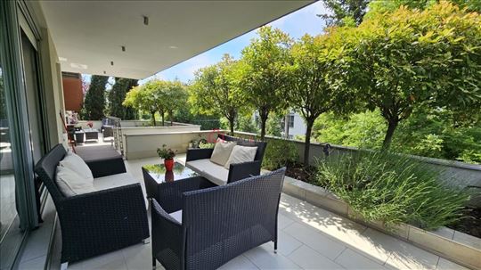 Luxury Home+Garden + Guest Apartment + Garage